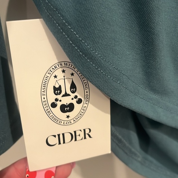 Cider Fitted Off the Shoulder Crop Top XL - Picture 2 of 2